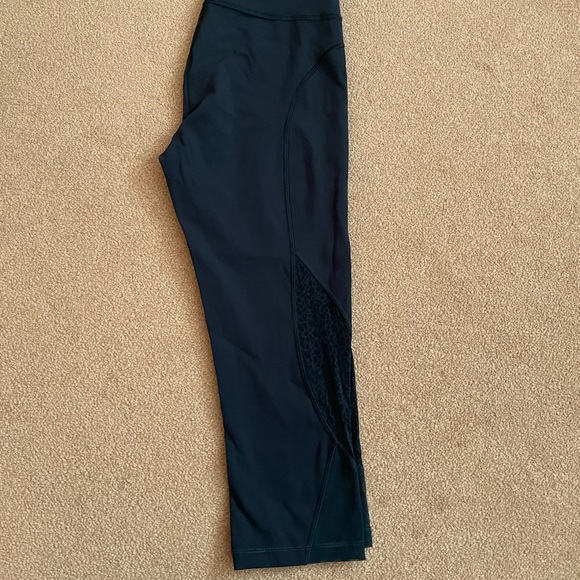 Lulu lemon Twist and Train High Rise crops - Picture 4 of 6